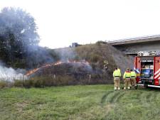 Brandweer blust brand in berm van A77 en vindt aanmaakblokjes