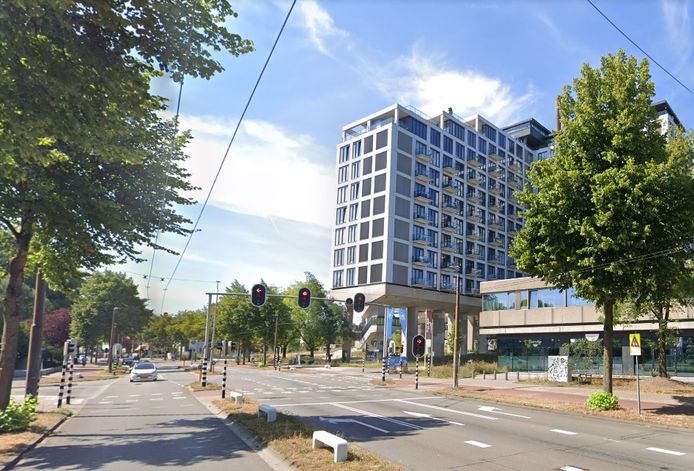 De Velperweg in Arnhem, hier ter hoogte van appartementencomplex High Park, wordt tussen station Arnhem Velperpoort en de kruising Raapopseweg/Tivolilaan opnieuw geasfalteerd.