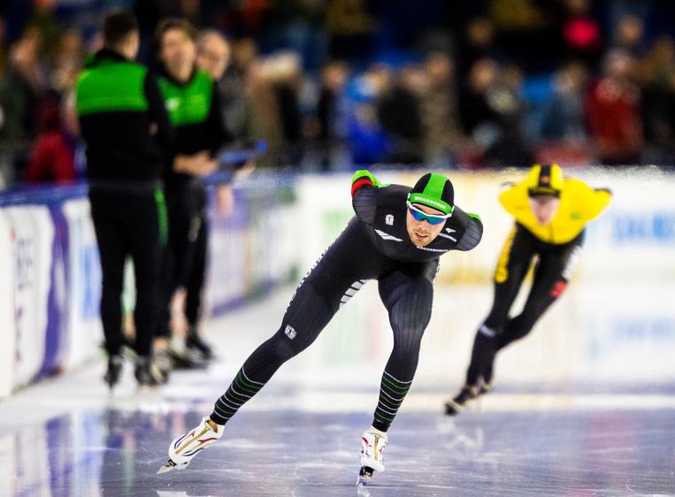 Patrick Roest tegen Jorrit Bergsma op weg naar de nationale titel op de 10km. Beeld Jiri Büller / de Volkskrant