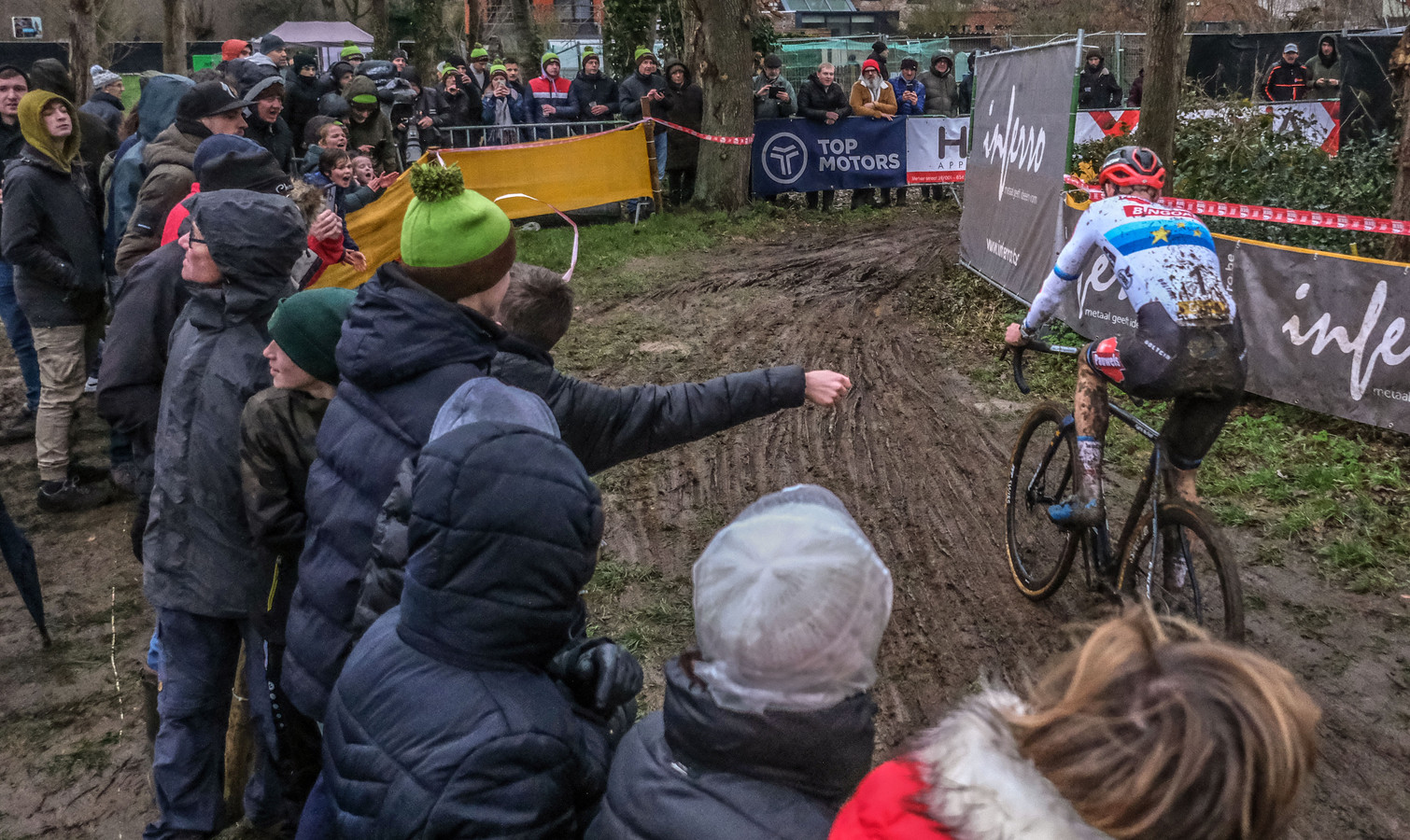 Cyclocross in Gullegem opnieuw een feest “De modder hoort er nu