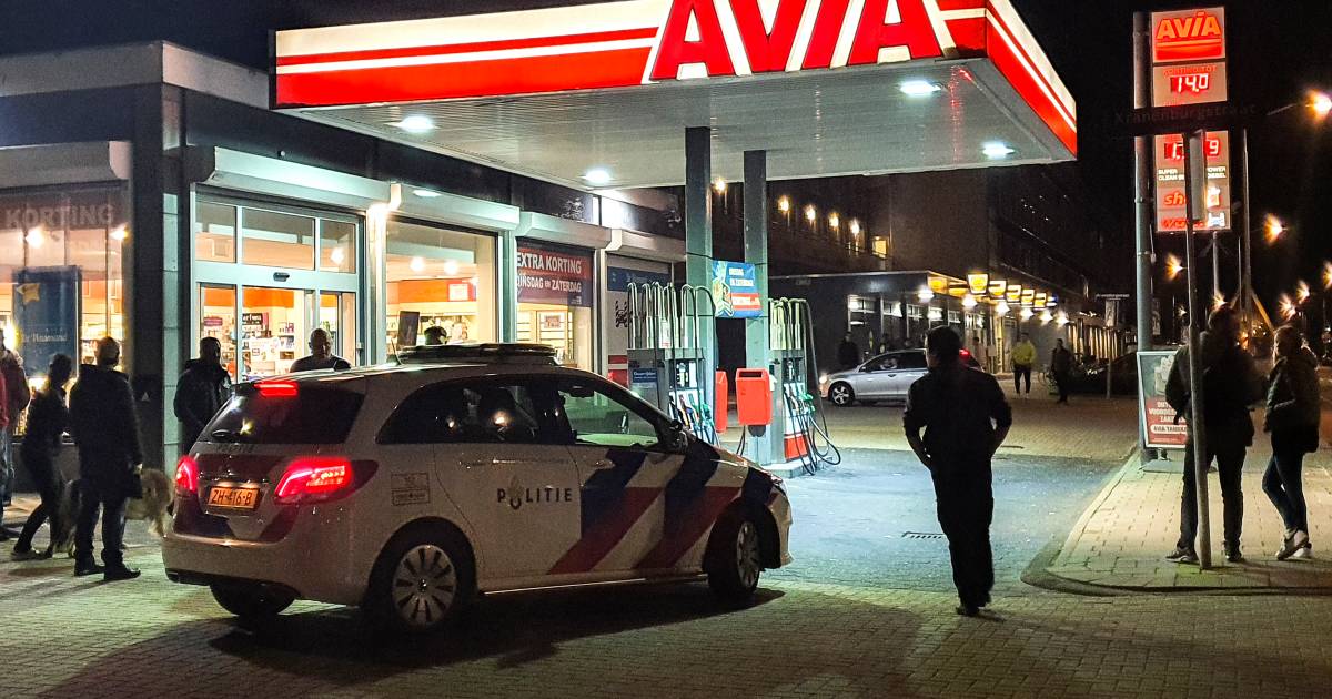 Politie lost waarschuwingsschot bij aanhouding 18-jarige verdachte uit Ridderkerk na overval op tankstation AVIA aan de Thorbeckeweg in Dordrecht..