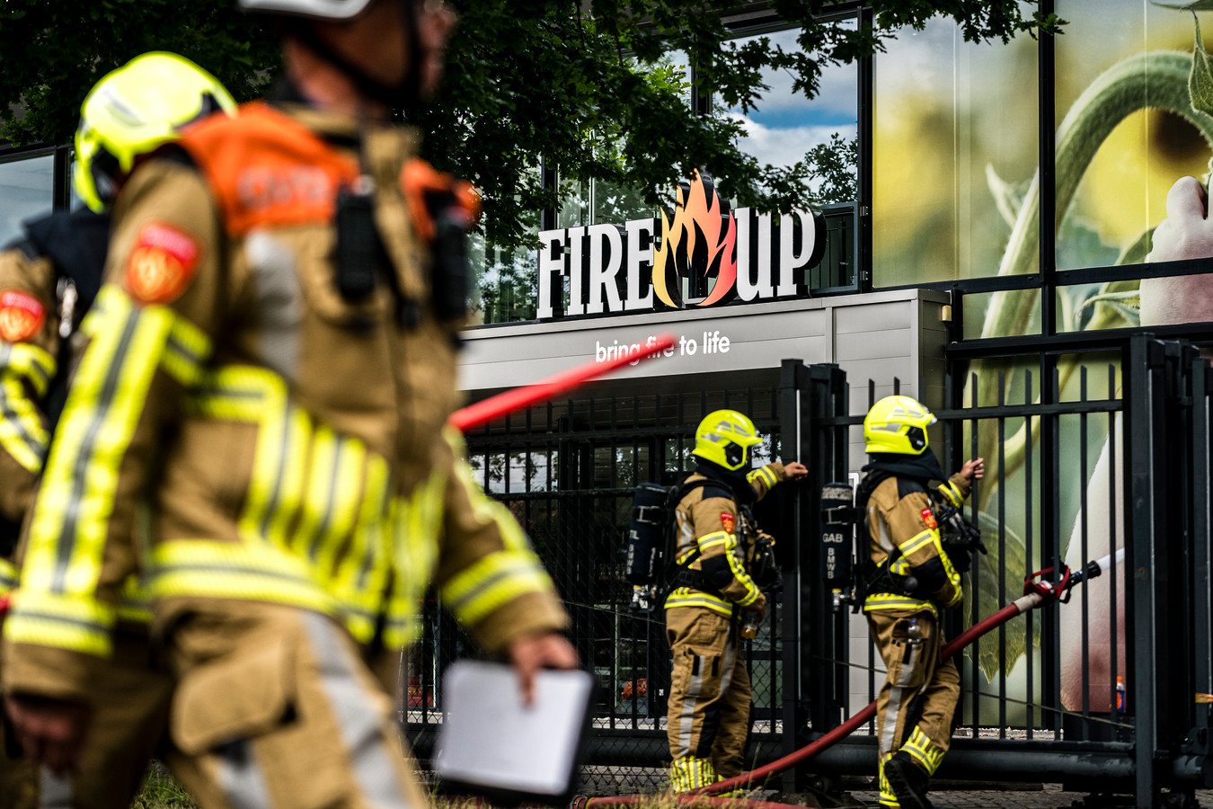 Hulpdiensten bij de laatste brand bij aanmaakblokjesfabriek Fire-Up in Oisterwijk.