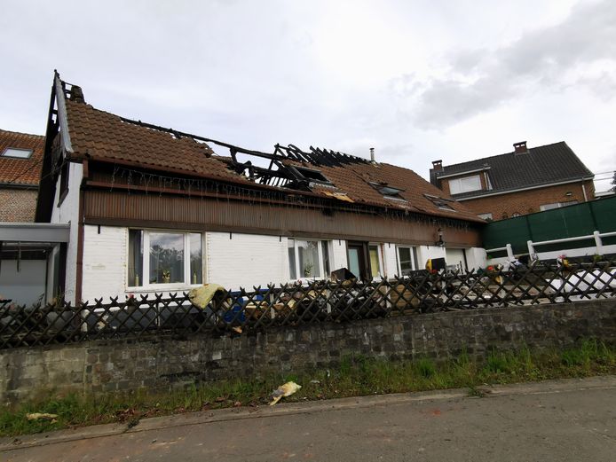 Het huis van het Ecuadoriaans gezin in Dworp is helemaal verwoest door de brand.