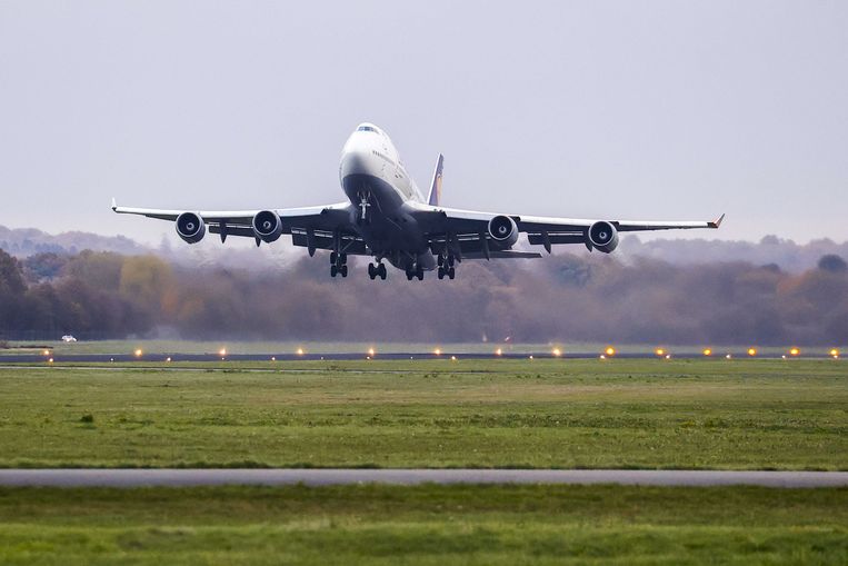 Vertrek van een van de toestellen van Lufthansa vorige maand op Twente Airport.  Beeld EPA