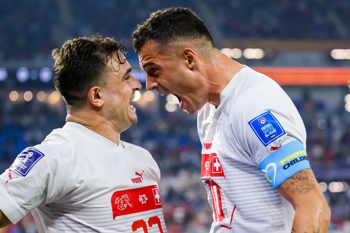 Granit Xhaka en Xherdan Shaqiri vieren de goal van laatstgenoemde intens tegen Servië.
