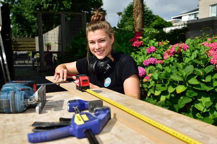 Merel Lok-Bank was als pedagoog actief in de hulpverlening en binnen onderwijsinstellingen. Nu volgt ze een opleiding tot klusvrouw.