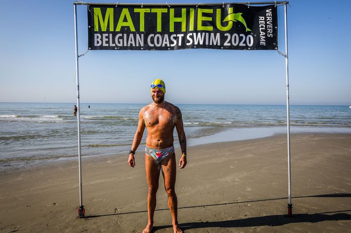 Matthieu Bonne is begonnen aan zijn zwemtocht langs de kustlijn en ...