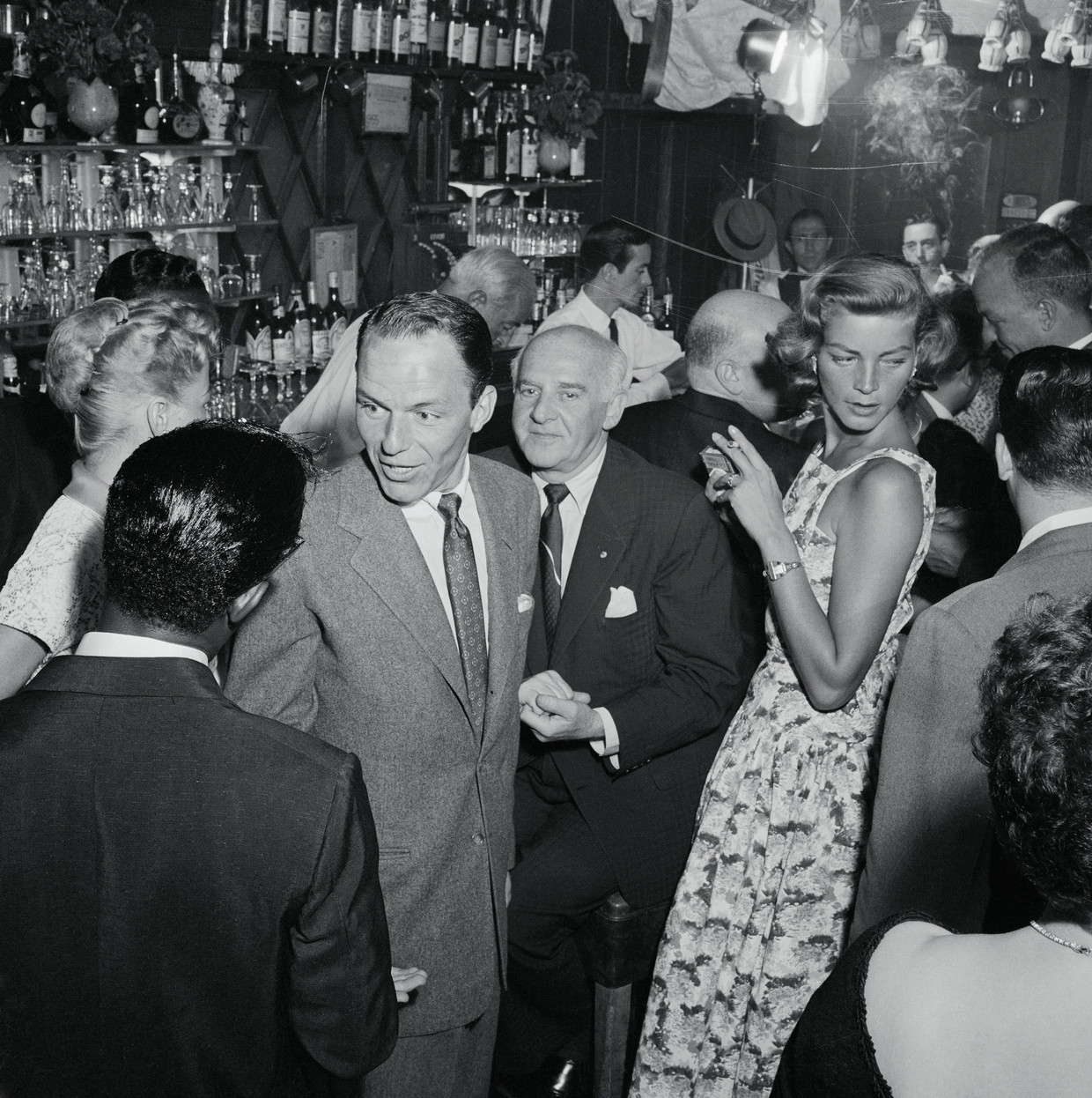 Frank Sinatra, het stralende middelpunt op een van de talloze feestjes in de fifties. ­Baldacci: ‘Hij had overal een vinger in de pap.’ Beeld Bettmann Archive