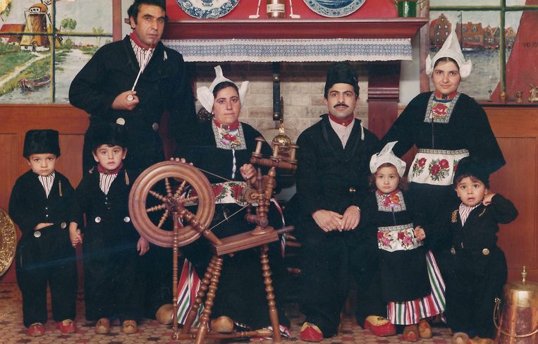 Abdurrahman Ozsoy met hele gezin in Volendam. Beeld Foto uit het boek