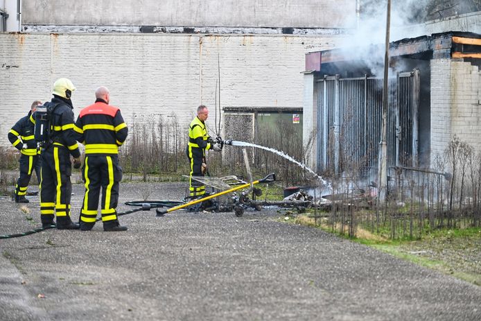 Opslag naast winkelcentrum Lunet vliegt in brand in Breda