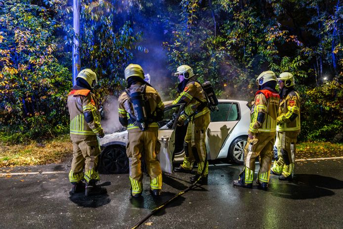 Een auto is uitgebrand op een afrit van de A27 bij Oosterhout.