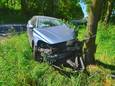 Een bestuurder raakte gewond nadat hij met zijn auto tegen een boom botste in Reusel.