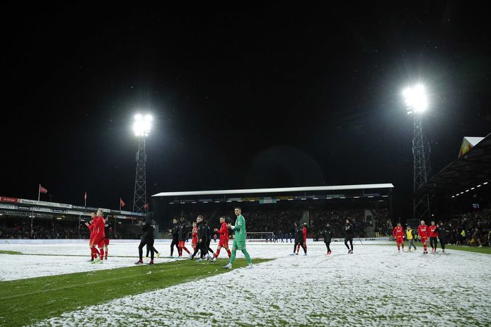 De spelers van Go Ahead Eagles bedanken de fans voor hun komst naar de Adelaarshorst.