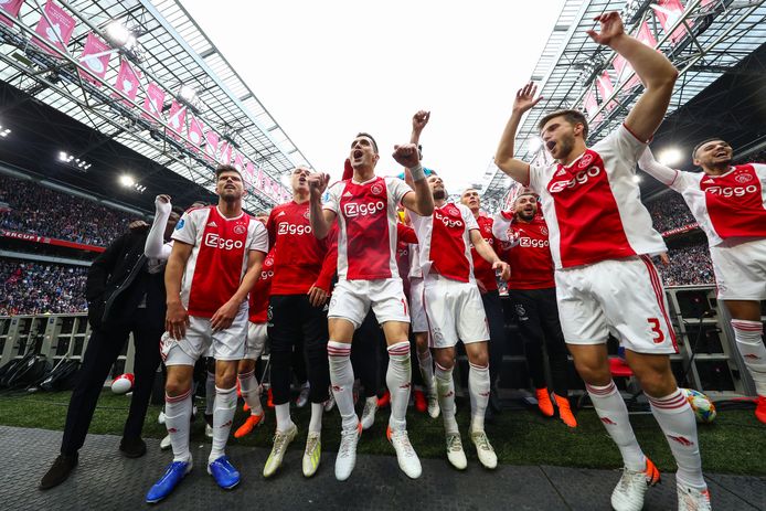 Ajax viert het kampioenschap in 2019 in een bomvolle Arena. Zo intens als toen zal een eventuele - officieuze - titel vandaag niet worden gevierd voor maximaal 7500 toeschouwers.