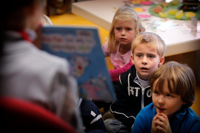 Een archieffoto uit 2011 van aandachtig luisterende kinderen op de Mierlosee Luciaschool. Het Eenbesbestuur wil af van het verouderde gebouw.