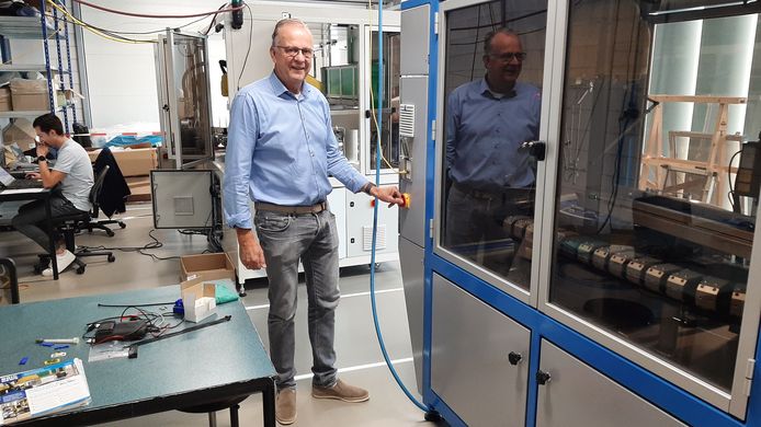 John Bom van BOM Engineering bij een geavanceerde sorteermachine, die door het bedrijf is ontwikkeld en gebouwd.
