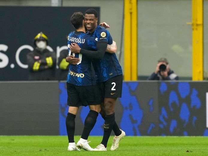 Voormalig PSV'er Denzel Dumfries in Aruba geëerd met Cruyff Court PSV