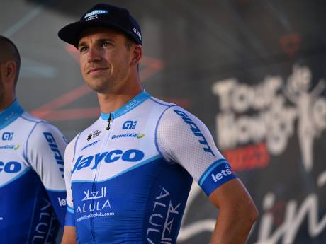 Dylan Groenewegen vermijdt valpartij en wint massasprint eerste etappe Ronde van Hongarije