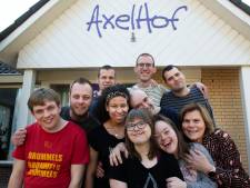 Axel (28) heeft autisme, zijn moeder Evelien creëerde voor hem een veilige leefwereld: de Axelhof