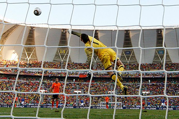 Dé redding van Stekelenburg tijdens de kwartfinale van het WK 2010 tegen Brazilië.