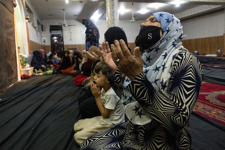 Ontheemde Afghaanse vrouwen en kinderen uit Kunduz bidden in een moskee die hen onderdak biedt in Kabul. Beeld Getty Images