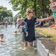 Hoe overleef je de stad bij bijna 40 graden? ‘Ik vang veel wind op mijn scootmobiel, hoor’
