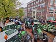 Boeren hebben zich verzameld in het centrum van Leeuwarden om te protesteren. Met trekkers is de ingang van het Provinciehuis geblokkeerd. De foto is gemaakt tijdens het boerenprotest in 2019.