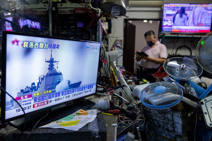 Een Chinees oorlogsschip is te zien op de televisie in een elektro-reparatiewinkel in Taipei, Taiwan.
