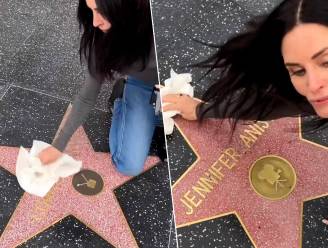 Courteney Cox houdt haar ster op ‘Walk of Fame’ in ere: ‘Friends’-actrice zelf aan de slag met keukenrol
