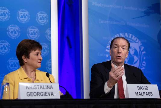 IMF-topvrouw Kristalina Georgieva met de voorzitter van de Wereldbank David Malpass. Een precieze voorspelling over de schade wilde Georgieva nog niet geven. Ze wees er onder meer op dat nog niet duidelijk is hoelang alle economische problemen als gevolg van het virus zullen aanhouden. 