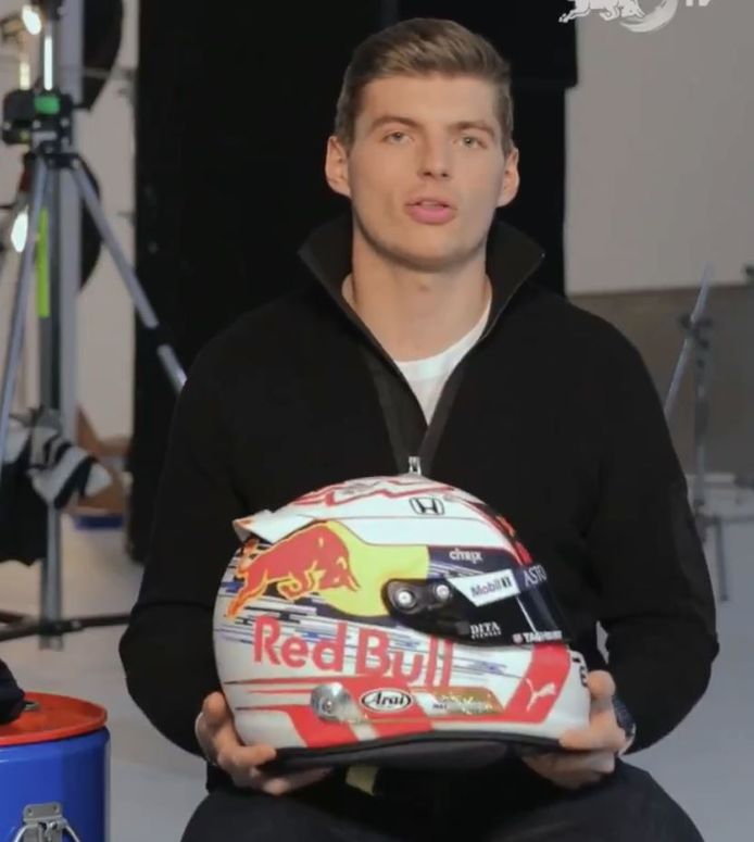 Max Verstappen toont zijn nieuwe helm