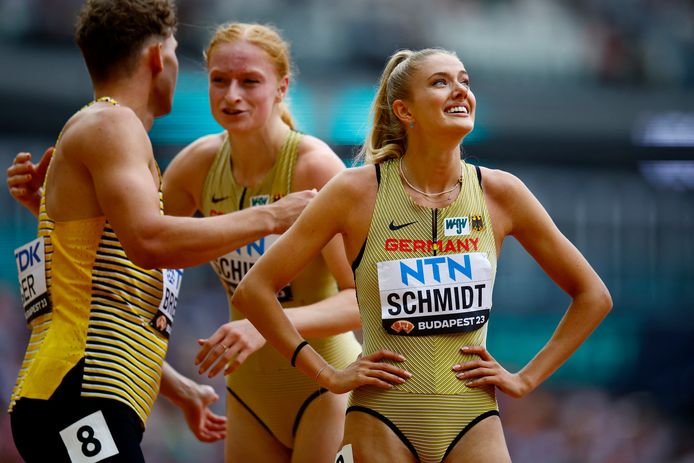 Schmidt met haar Duitse ploeggenoten als loopster van de 4 x 400 m Mixed Relay.