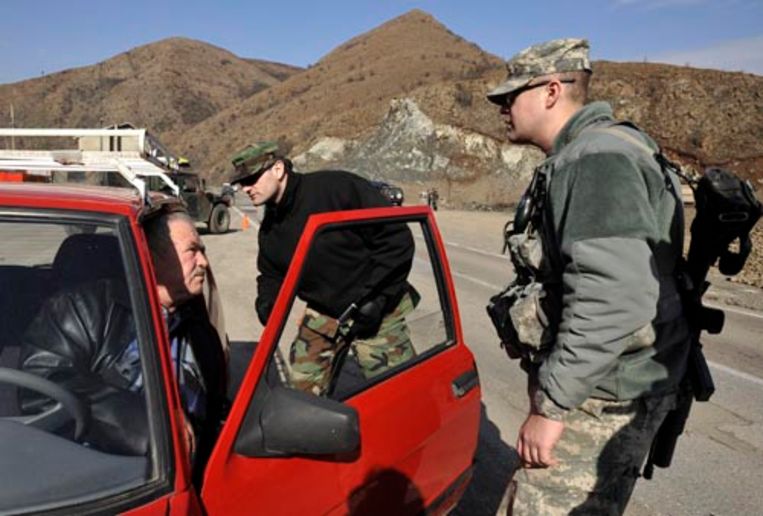 Amerikaanse KFOR-militairen controleren automobilisten bij de grens tussen ServiÃ« en Kosovo. De provincie roept waarschijnlijk zondag de onafhankelijkheid uit van ServiÃ«. (AP) Beeld AP