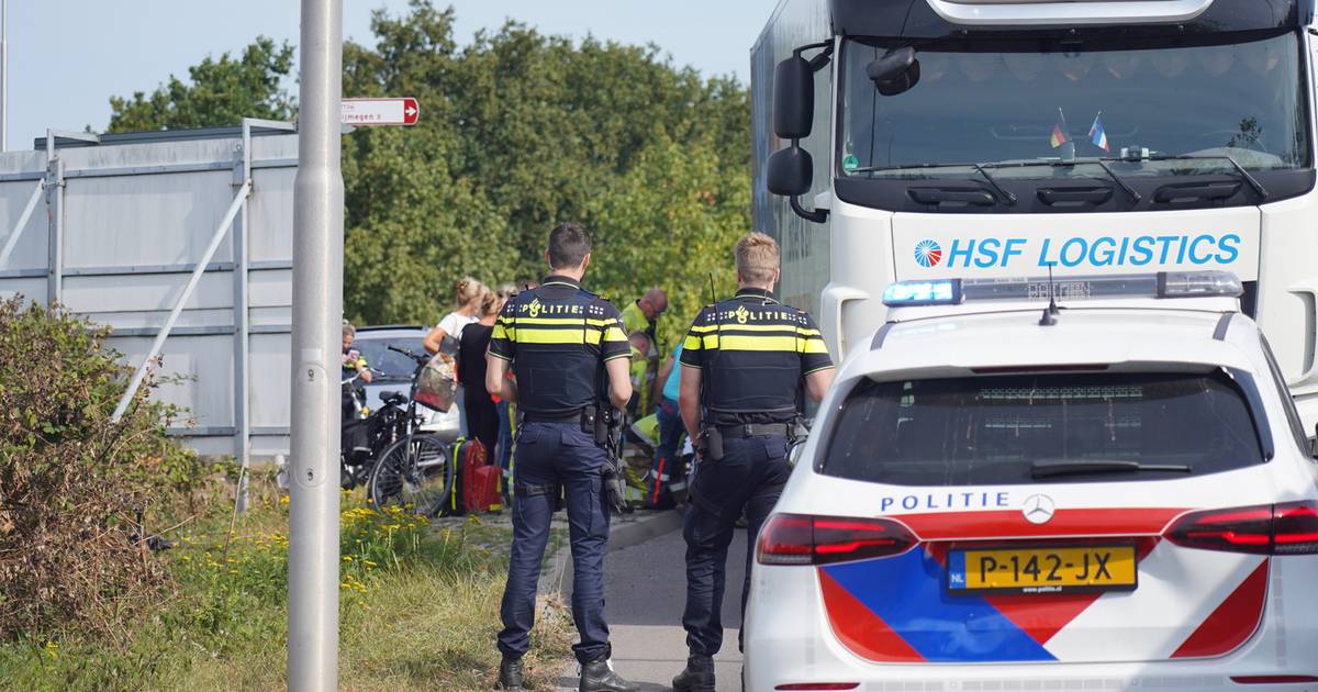 Fietser aangereden door vrachtwagen bij de sluis in Weurt.