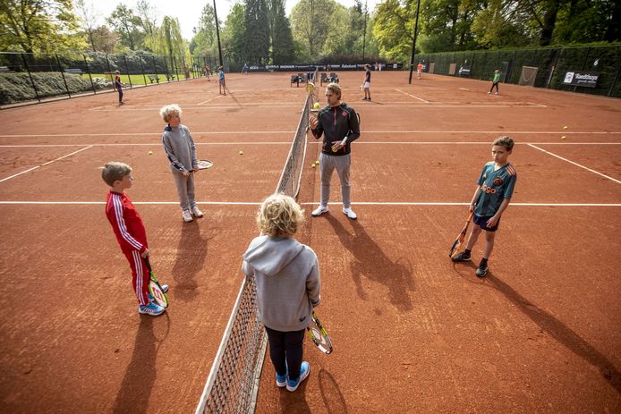 Het tenniscomplex van Ready in het Kalheupinkpark krijgt nog dit jaar drie padelbanen.