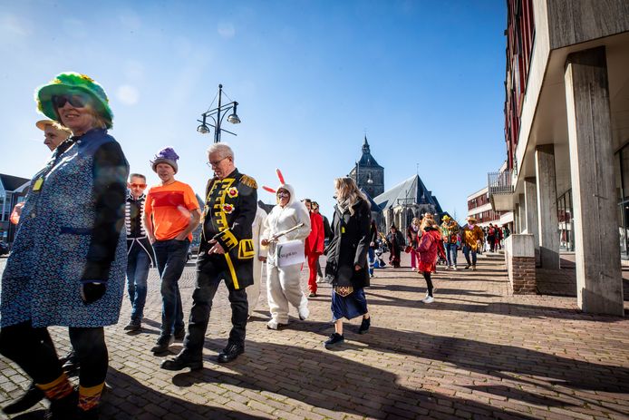 „Wij zijn gewoon een groep noabers die af en toe via de app samen iets ondernemen”, aldus de deelnemers aan de alternatieve carnavalsoptocht.