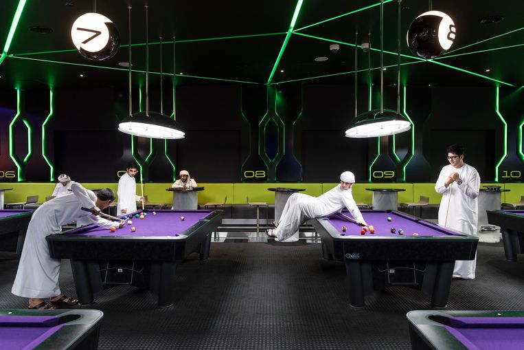  2017. Jongens spelen een spelletje poolbiljart in Hub Zero, een entertainmentcomplex en interactief gamingpark in het winkelcentrum City Walk.  Beeld Nick Hannes