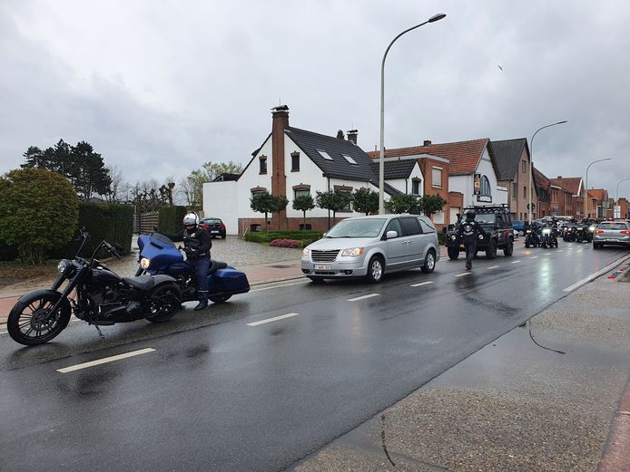 Een 70-tal motards van de Nederlandse motorclub TFFT uit Breda vormden een colonne voor hun overleden vriend Dominque De Pryck. Zijn broer Olivier reed voorop samen met petekind Manon.
