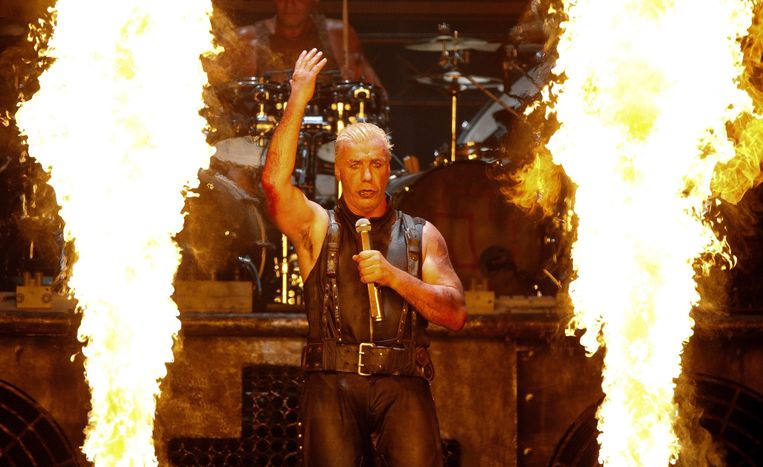 Zanger van de rockband Rammstein, Till Lindemann, treedt op tijdens het 'Wacken Open Air' muziekfestival in Duitsland Beeld anp