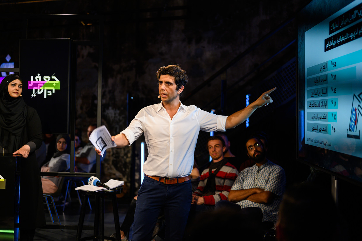 Jaafar Abdul Karim leidt discussies strak, schakelt soepel tussen Arabisch en Duits en verwijst regelmatig naar ­grafieken en taartdiagrammen op het scherm achter hem. Beeld Lena Mucha