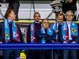 Valeri Oyf (midden, armen over elkaar) op de tribune van Vitesse met onder andere Pascal van Wijk (geheel links) en Yevgeni Merkel (geheel rechts).