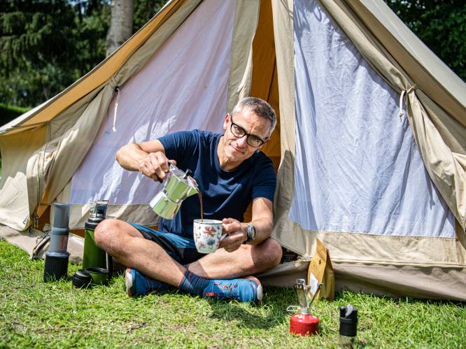 Hoe zet je een kop lekkere koffie op de camping? Journalist test 4 manieren: “Druk de koffieprut met een zeef naar onderen voor een ‘schone’ koffie”