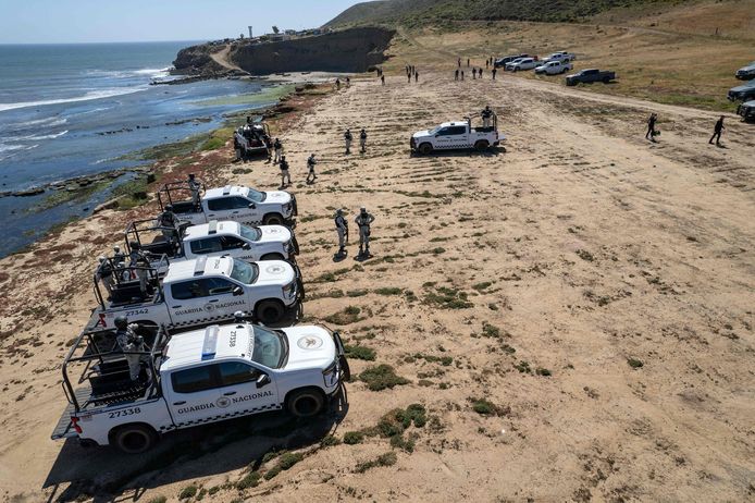 Voertuigen van de Nationale Garde, een elite-eenheid van de Mexicaanse politie, op de plaats waar de surfers kampeerden.