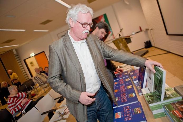 Matty Verkamman legt de boeken recht voor zijn lezing in het Historisch Centrum Overijssel.foto Frans Paalman