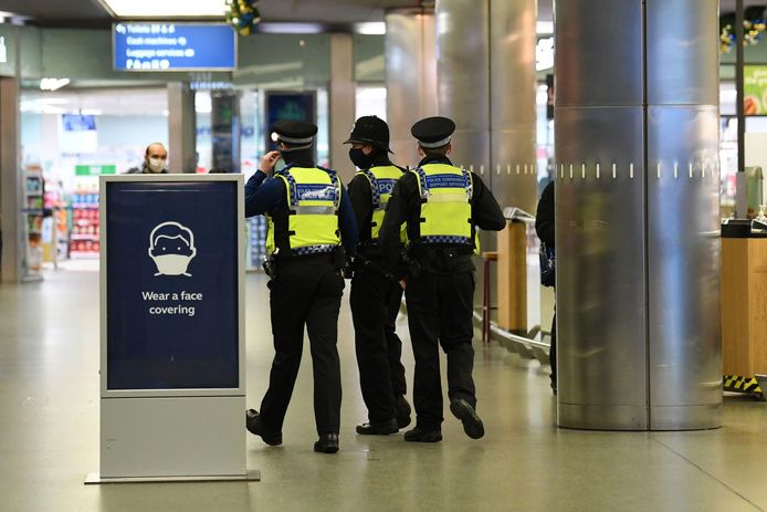 Agenten in het treinstation London St. Pancras. (archieffoto)