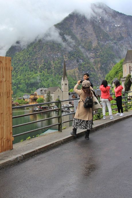 Face au tourisme de masse, ce village autrichien installe une barrière anti-selfies