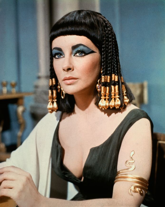 De Brits-Amerikaanse actrice Elizabeth Taylor (1932-2011) als Cleopatra in 1963.