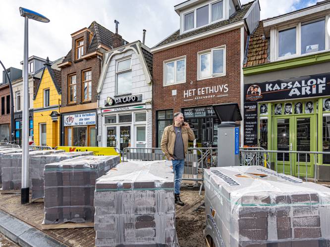 Horecaman Zoran uit Zwolle krijgt bijval van collega’s: ‘Slecht ingelicht over vernieuwing van straat’