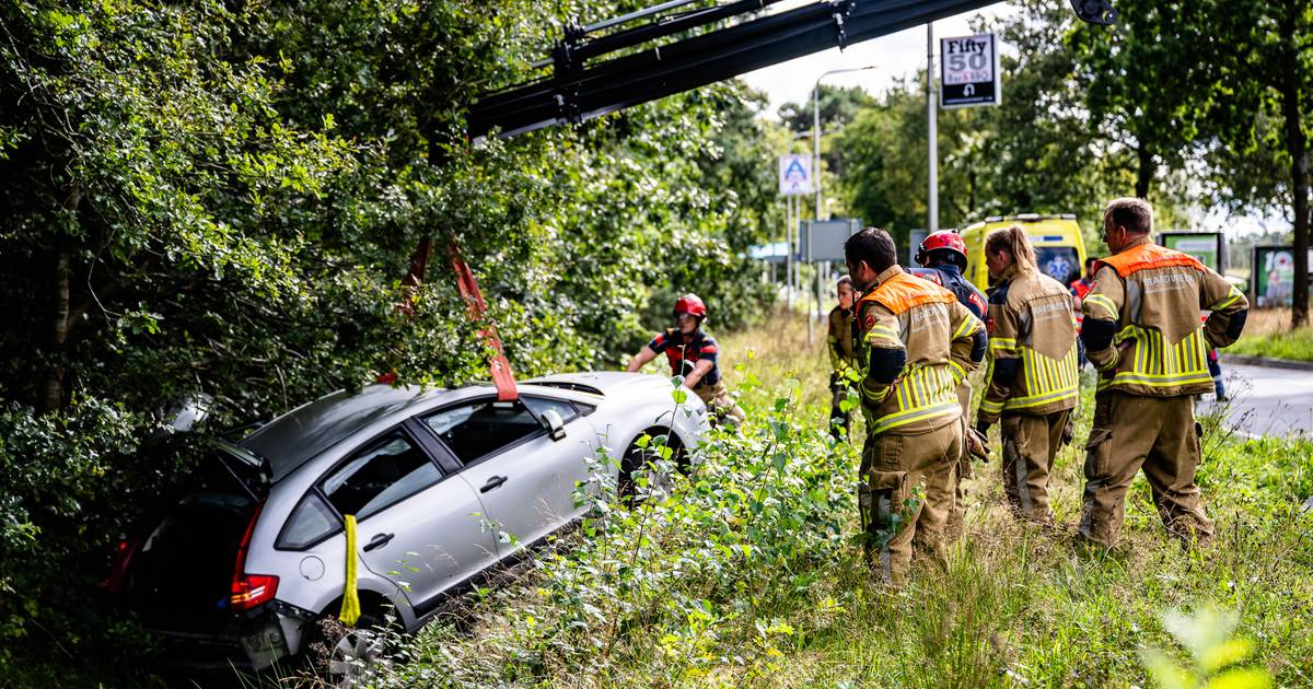Ravage na botsing op kruispunt in Tilburg, van bestuurder ontbreekt elk spoor.