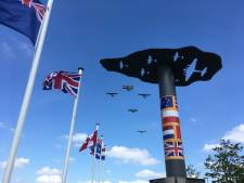 Herdenking bij luchtoorlog-monument, met doedelzakspelers en QR-tegels